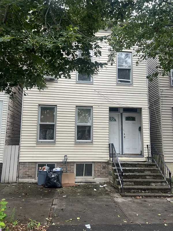 3 bed, 1.0 bath, $1,500 — Photo 1
