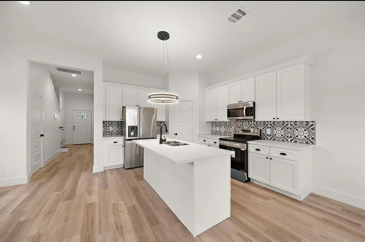 4 bed, 4.5 bath, 1430 sqft, $2,150 — Photo 4