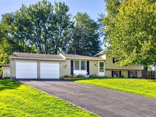 29 Barringer Dr, Hamlin, NY 14464