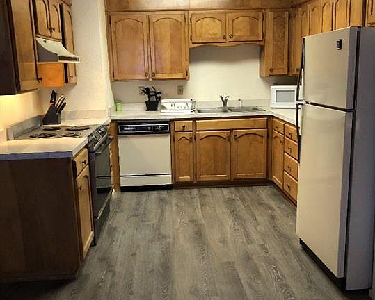 3rd image of 210 W Dunnam St