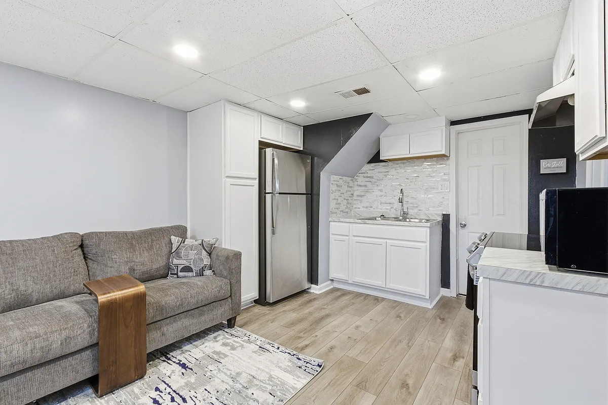 Building Photo - 26739 W Outer Dr #1
