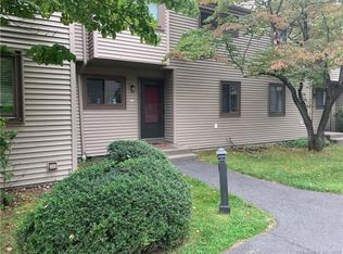 18 Greenbriar Dr APT B, Farmington, CT 06032
