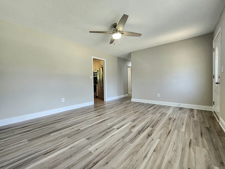 445 Summerland Dr — Photo 2
