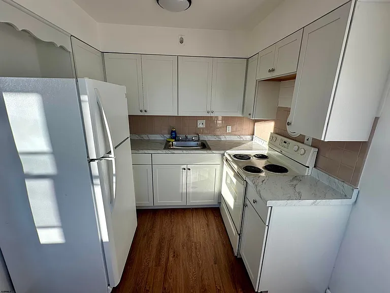 1653 Beach Ave #A — Photo 5