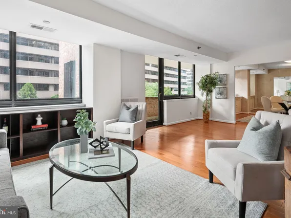 1805 Crystal Dr APT 213S, Arlington, VA 22202