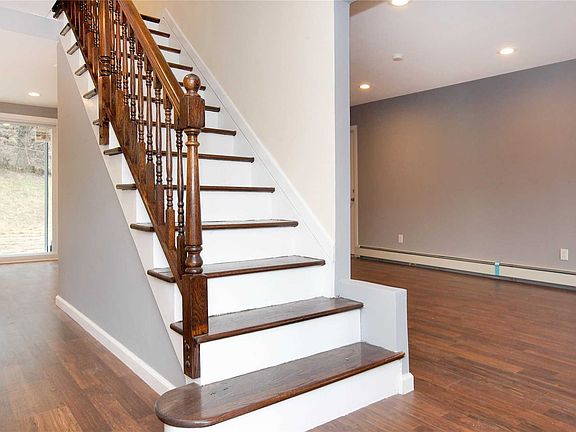2nd image of 104 Wedgewood Dr