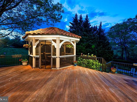 Dine al fresco in the screened Octagonal Gazebo.