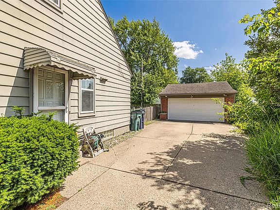 4th image of 2204 Kalama Ave