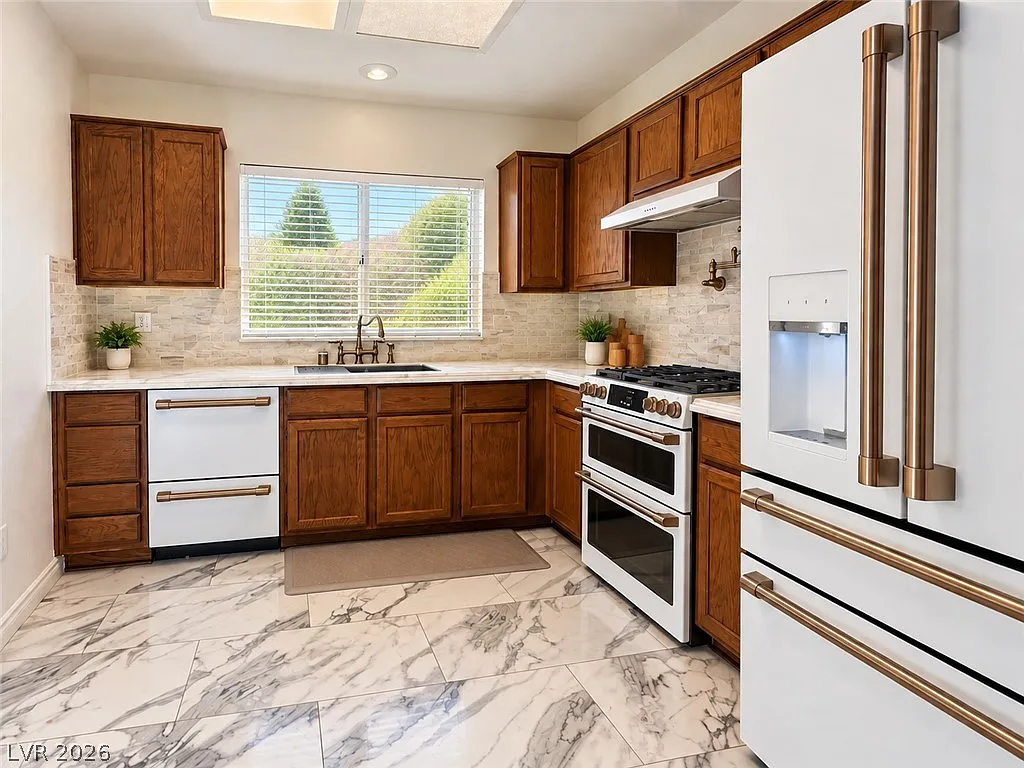 2 bed, 2.0 bath, 1119 sqft, $2,100 — Photo 2
