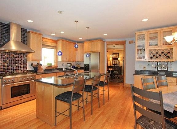 5th image of 819 Woodbine Ave