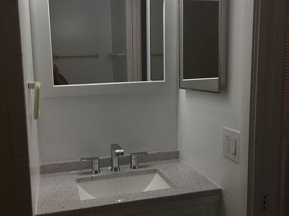 Secondary full bathroom in the hallway