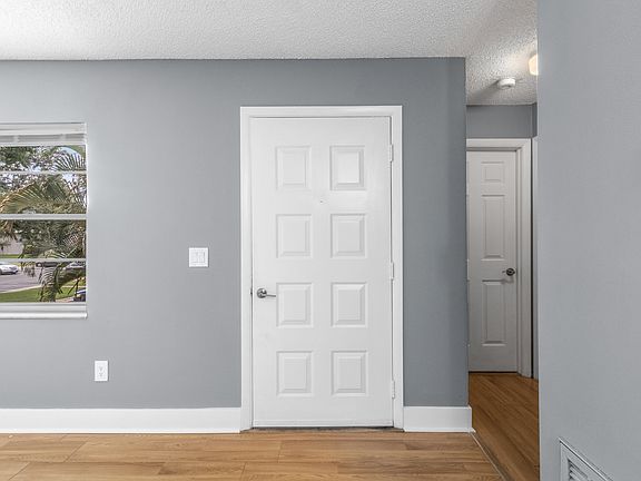 4th image of 156 Windtree Ln #201