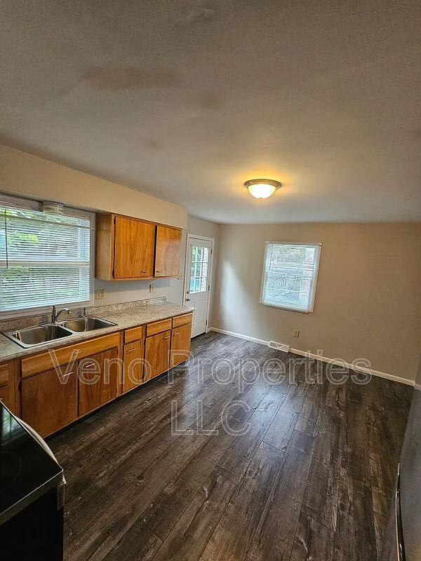 3 bed, 1.5 bath, 1200 sqft, $1,900 — Photo 4