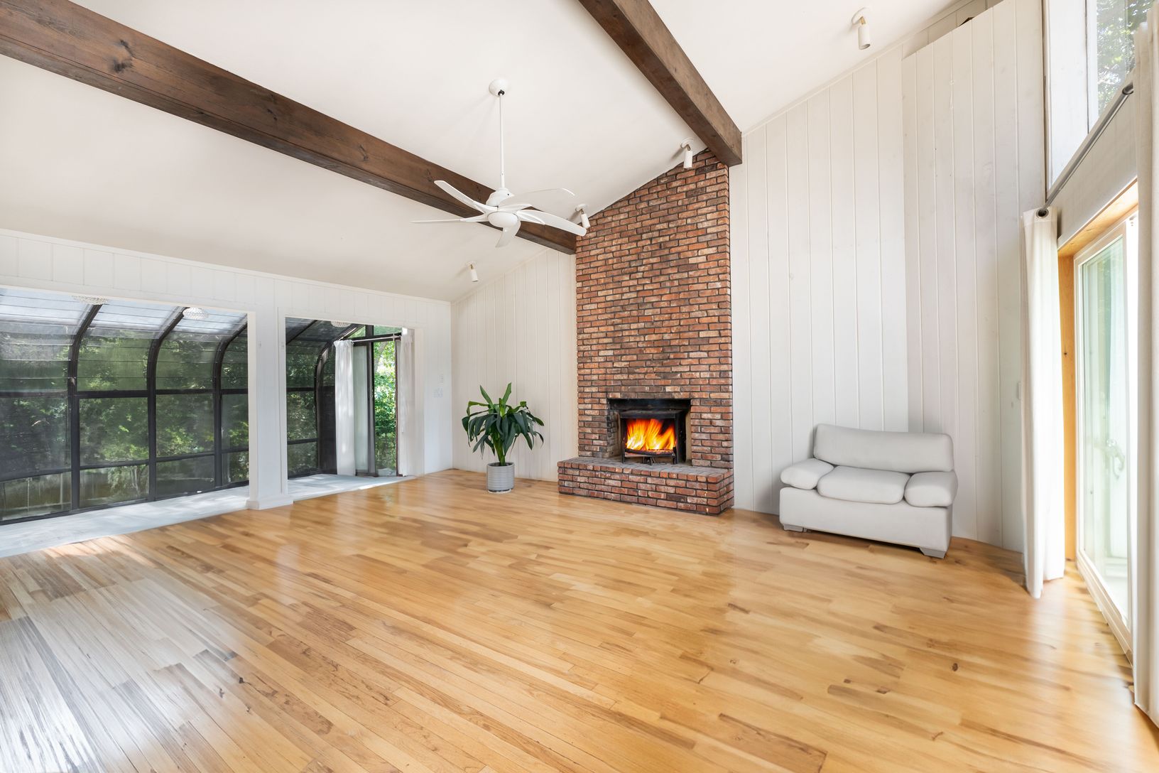  High Ceilings hardwood Floors