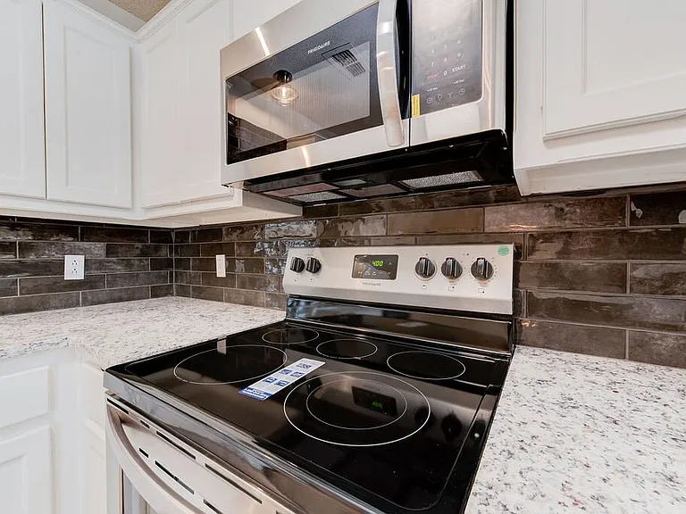 221 Grover Ave — Photo 10