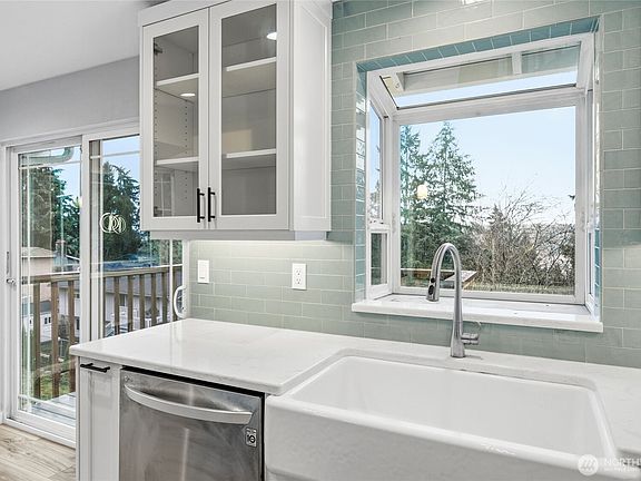 3rd image of 5824 Olive Avenue NE