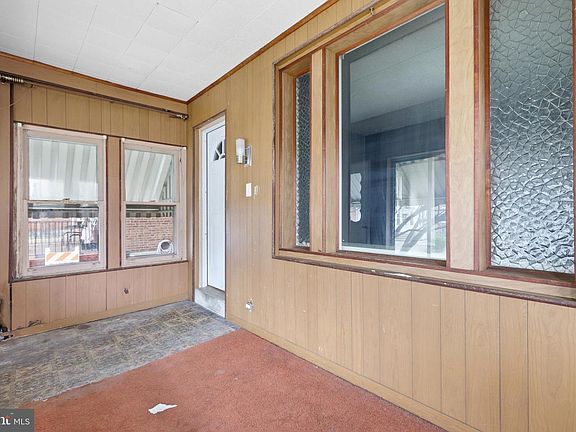 5th image of 537 Robbins St