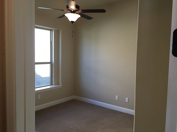 Bed 2 w/ceiling fan/light