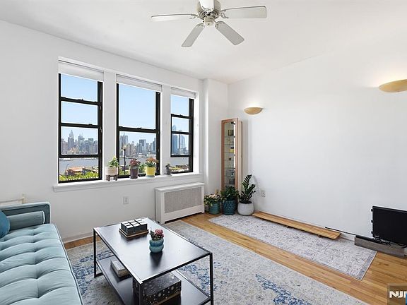 3rd image of 883 Boulevard E Blvd #1F