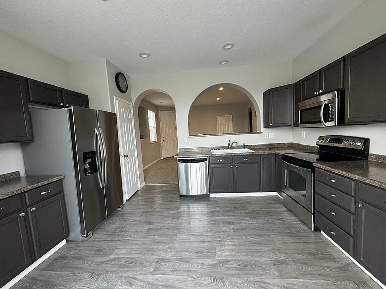 1065 W Haworth Dr — Photo 2