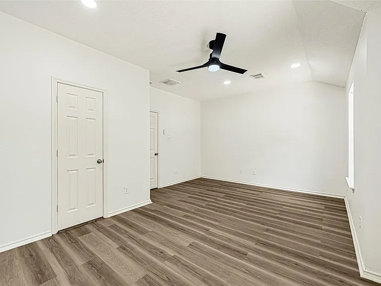 146 S Walden Elms Cir — Photo 21