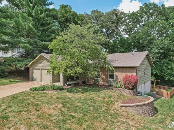 1520 Ploma Dr, Ballwin, MO 63021