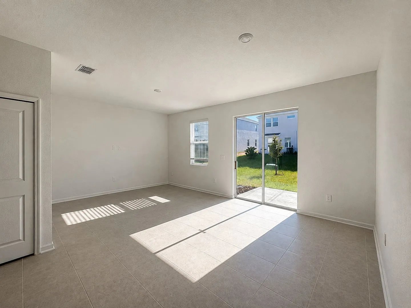 3 bed, 2.5 bath, 1834 sqft, $2,600 — Photo 2