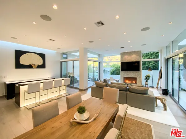 2241 N Bowmont Dr, Beverly Hills, CA 90210