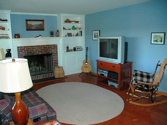 Hardwood flrs thru-out