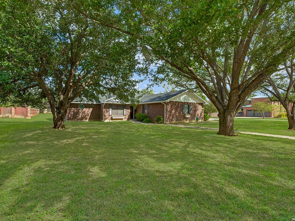 1st image of 1704 STRAIT LN