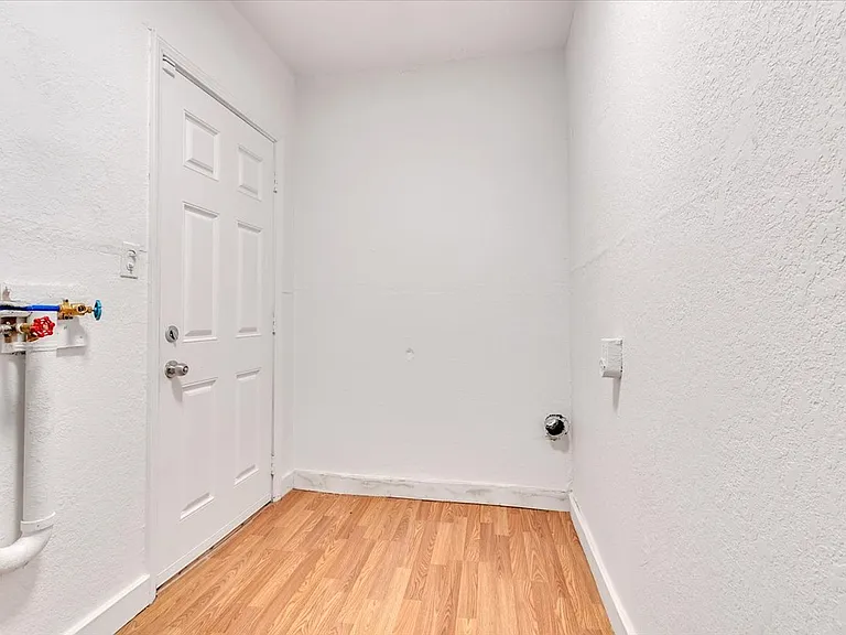 2116 Andover Ct — Photo 23