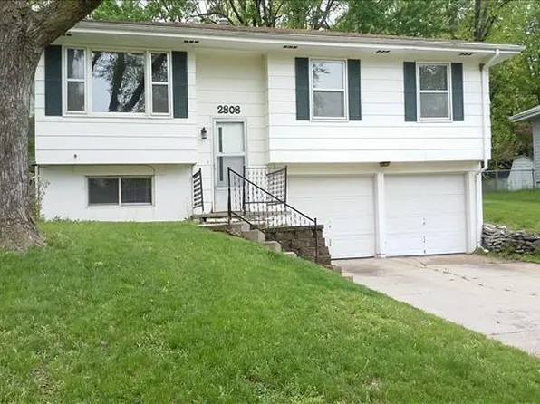 2808 Janan Dr, Bellevue, NE 68005