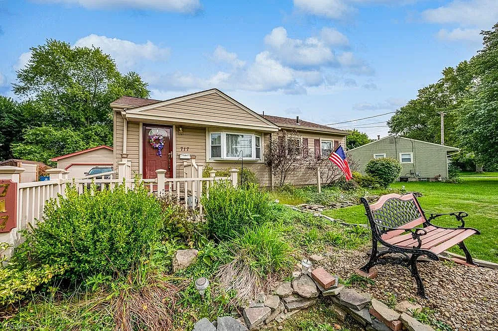 717 Elmwood Dr photo 1