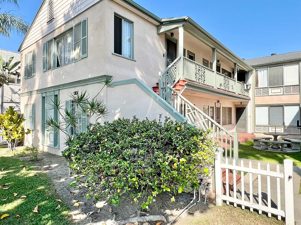 50 Glendora Ave #3