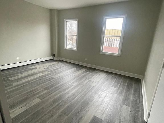 5th image of 54 11th Ave W Floor 2