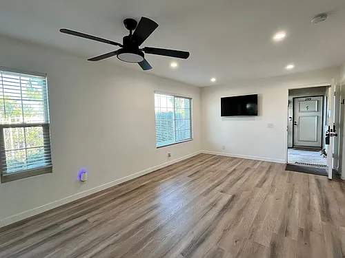 23335 La Crescenta #B Photo 1 23335 La Crescenta #B Photo 1