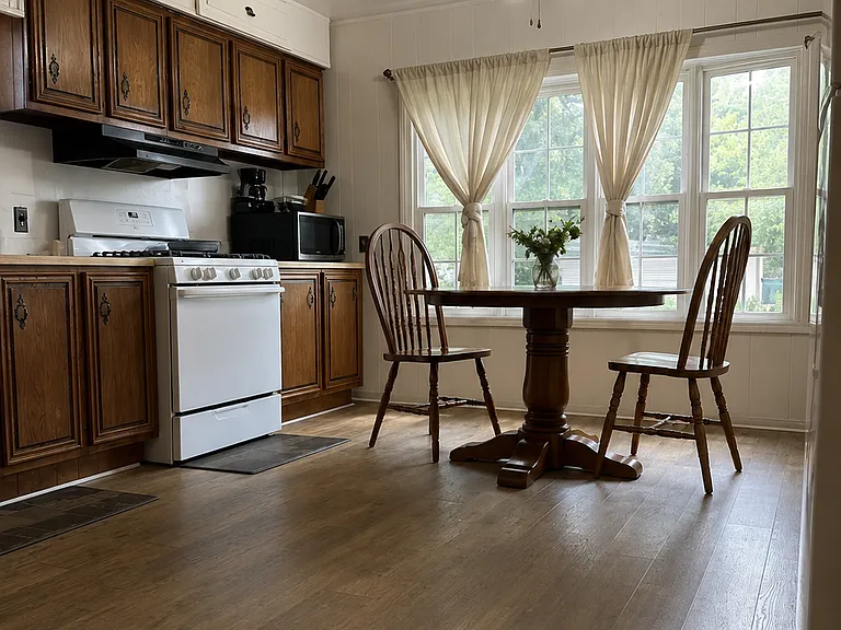 1820 Creekview Dr — Photo 2