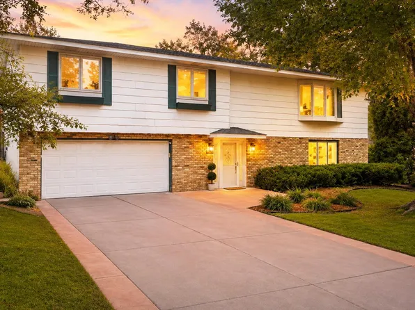 2863 Aglen Ave, Roseville, MN 55113
