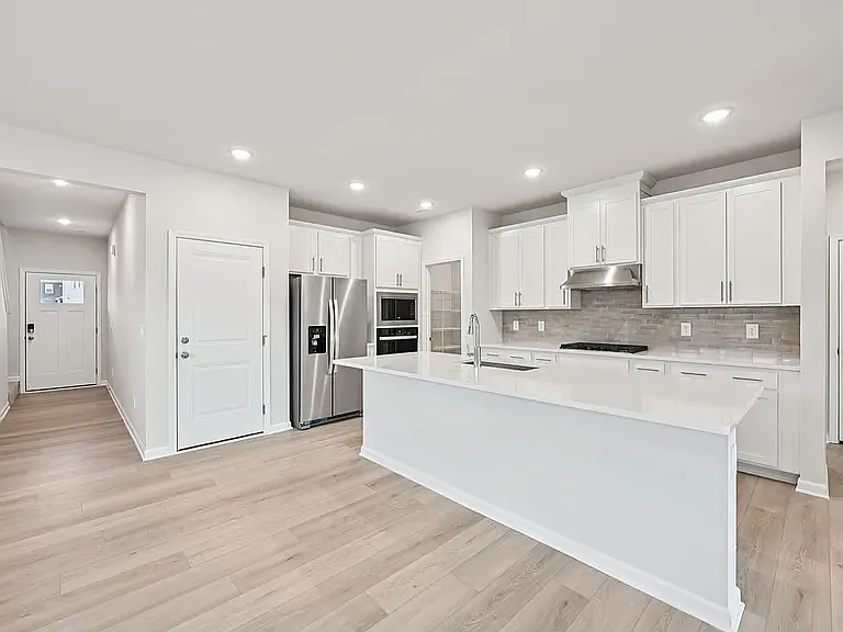 5 bed, 2352 sqft, $2,400 — Photo 4