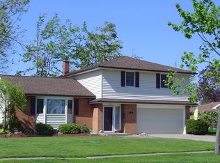 17 Woodhurst Rd, Williamsville, NY 14221