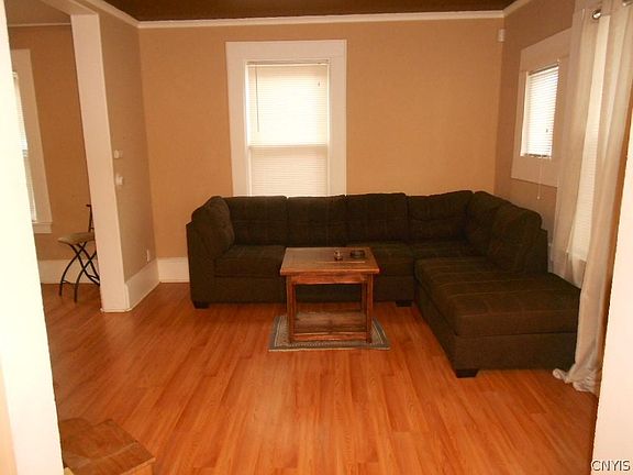 5th image of 242 Bruce St