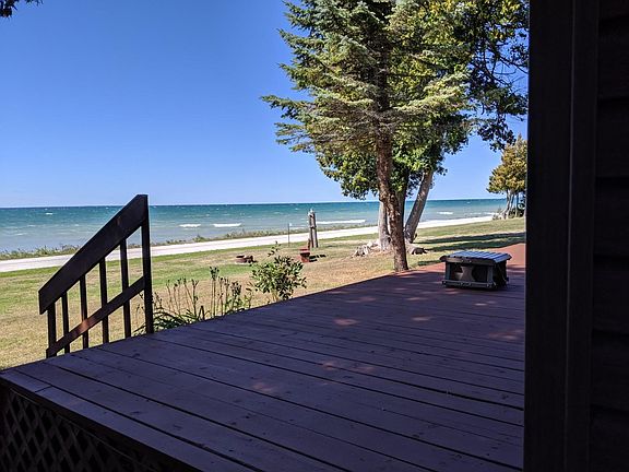3rd image of 976 Boulevard Dr