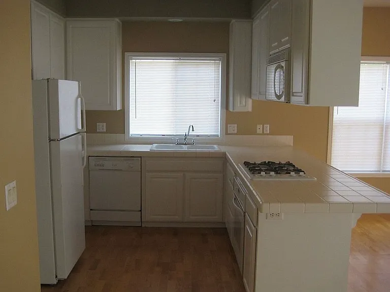 792 Lakefair Pl N — Photo 4