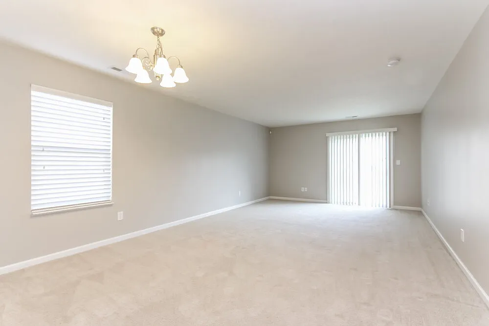 3 bed, 2.0 bath, 1200 sqft, $2,400 — Photo 4