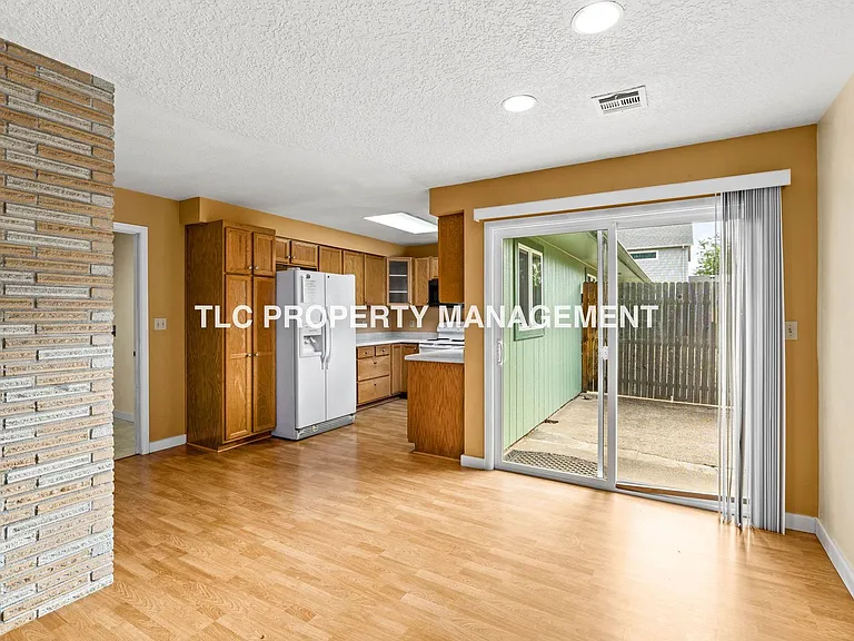 2199 Devos St — Photo 8