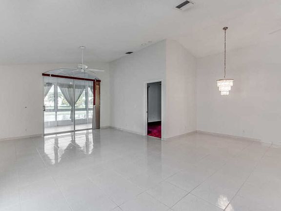 4th image of 162 Woodlake Cir