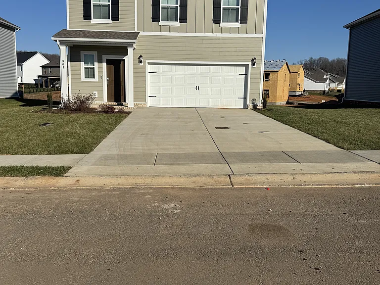 901 Moray Ln — Photo 2