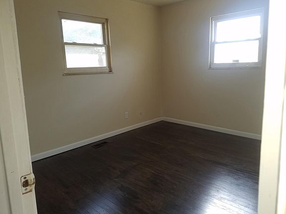 2nd image of 119 W Pinewood Dr