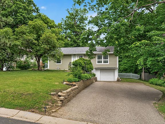 2nd image of 2390 Chateau Ln