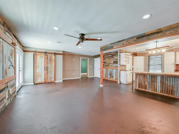 2024 Walker St, Granbury, TX 76048
